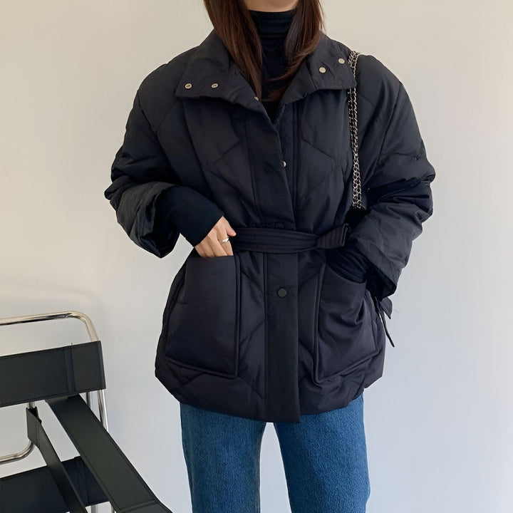 Veste kimono matelassée noire avec ceinture, style décontracté. Idéal pour superposer les tenues. Achetez maintenant !