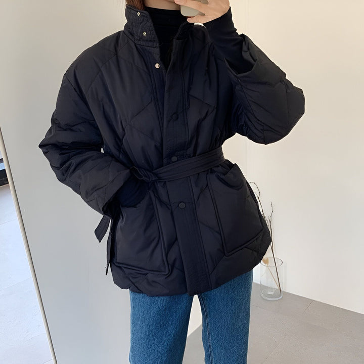 Veste kimono matelassée noire avec ceinture, idéale pour un look tendance et confortable. Découvrez notre collection de kimonos uniques.
