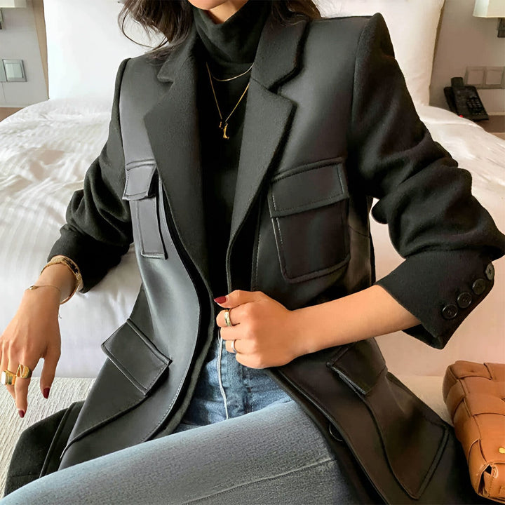 Femme portant un kimono veste noir avec des détails en cuir et poches. Vêtements de style kimono à la mode. Boutique de kimonos en ligne.