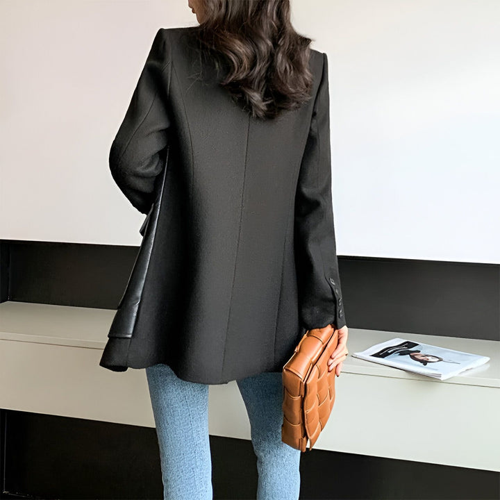 Dos d'une femme portant un kimono noir moderne avec empiècement en similicuir. Élégance et confort. Découvrez nos kimonos uniques!