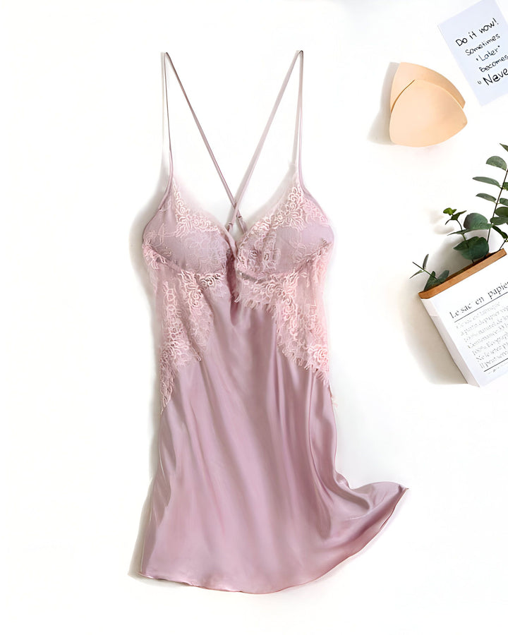 Nuisette kimono en soie rose poudré avec détails en dentelle délicate. Bretelles fines croisées dans le dos. Idéal pour une nuit douce et confortable. Collection de kimonos et vêtements de nuit.
