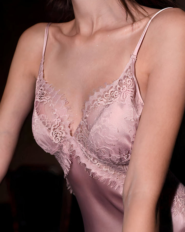 Femme portant une nuisette rose en dentelle, kimono de chambre élégant et confortable, disponible dans notre collection.