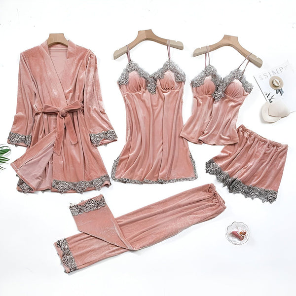 Ensemble kimono rose en velours avec bordure en dentelle : peignoir, caraco, short, pantalon. Vêtements de nuit confortables et élégants.