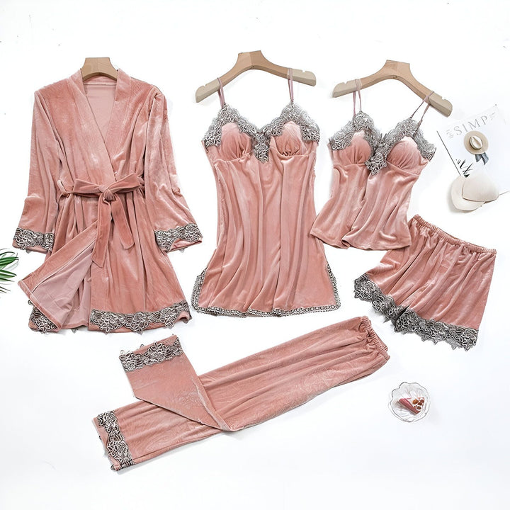 Ensemble kimono rose en velours avec bordure en dentelle : peignoir, caraco, short, pantalon. Vêtements de nuit confortables et élégants.