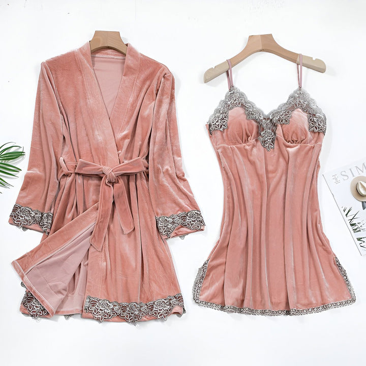 Ensemble kimono rose en velours avec débardeur assorti. Peignoir avec ceinture et finitions en dentelle grise. Vêtements de nuit confortables et élégants.
