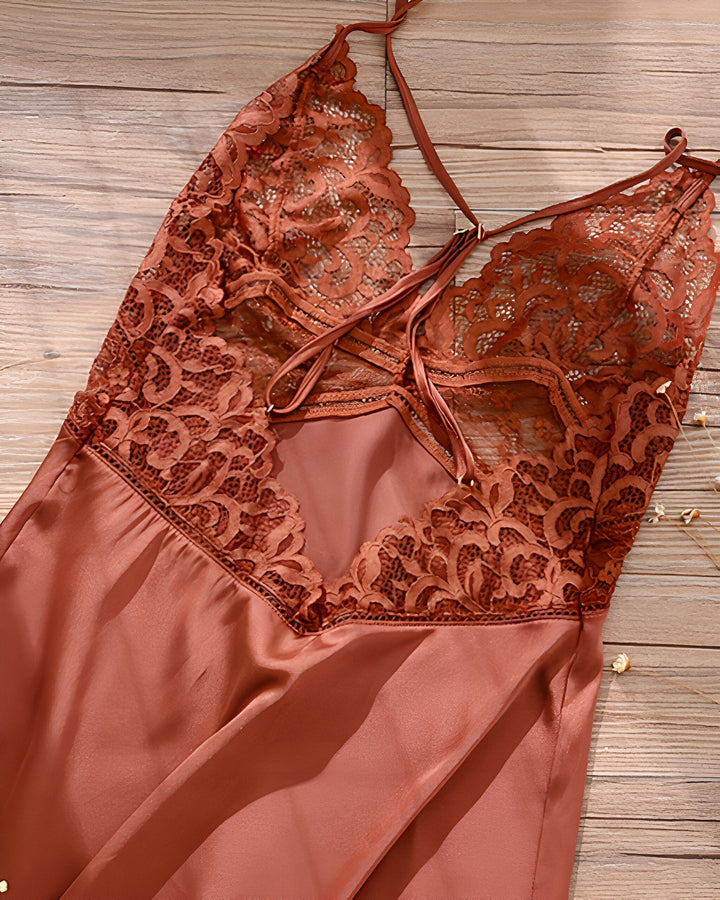 Nuisette en satin couleur terre avec détails en dentelle, bretelles fines. Vêtements de nuit chics. Parfait comme kimono d'intérieur.