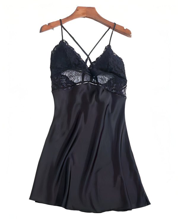 Nuisette noire en satin et dentelle sur cintre. Élégante et confortable, parfaite pour vos nuits. Découvrez notre collection de kimonos assortis pour un ensemble raffiné.