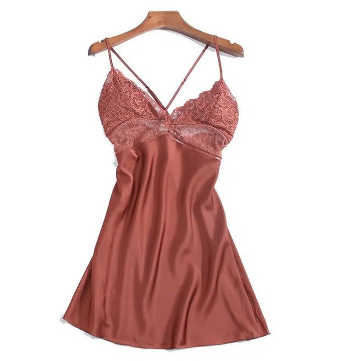 Nuisette en satin terracotta avec dentelle florale sur le haut, suspendue à un cintre. Parfait comme kimono de nuit ou vêtement d'intérieur confortable et élégant.