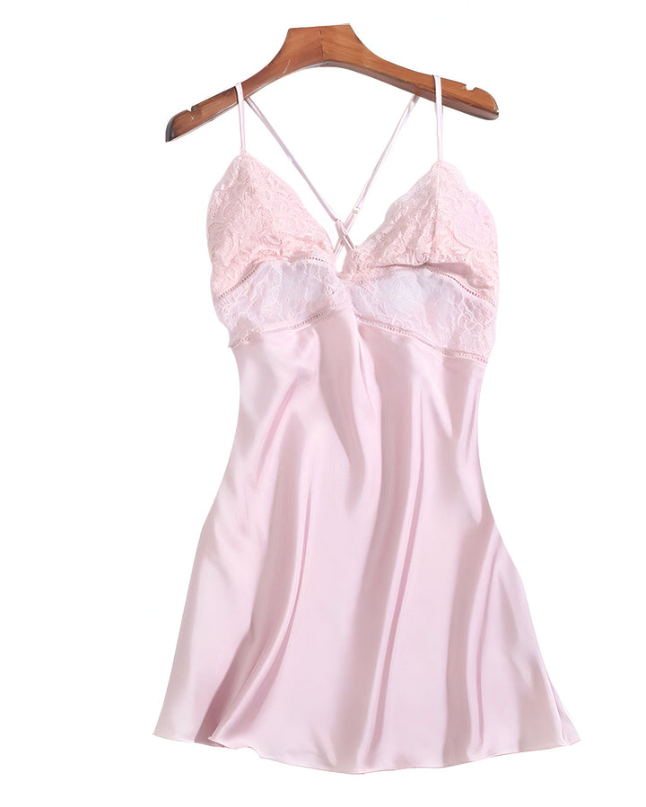 Nuisette rose en satin avec dentelle délicate, suspendue à un cintre. Vêtement de nuit élégant, idéal pour compléter votre collection de kimonos.