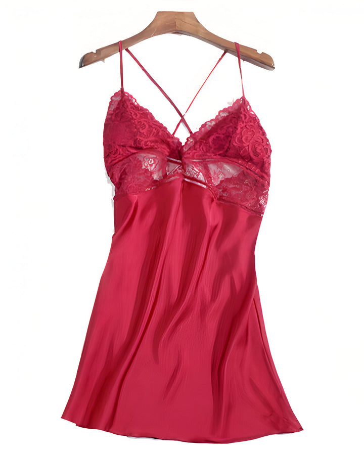 Nuisette rouge en satin avec dentelle, suspendue à un cintre. Vêtements de nuit féminins, lingerie fine. Notre collection de kimonos et nuisettes.