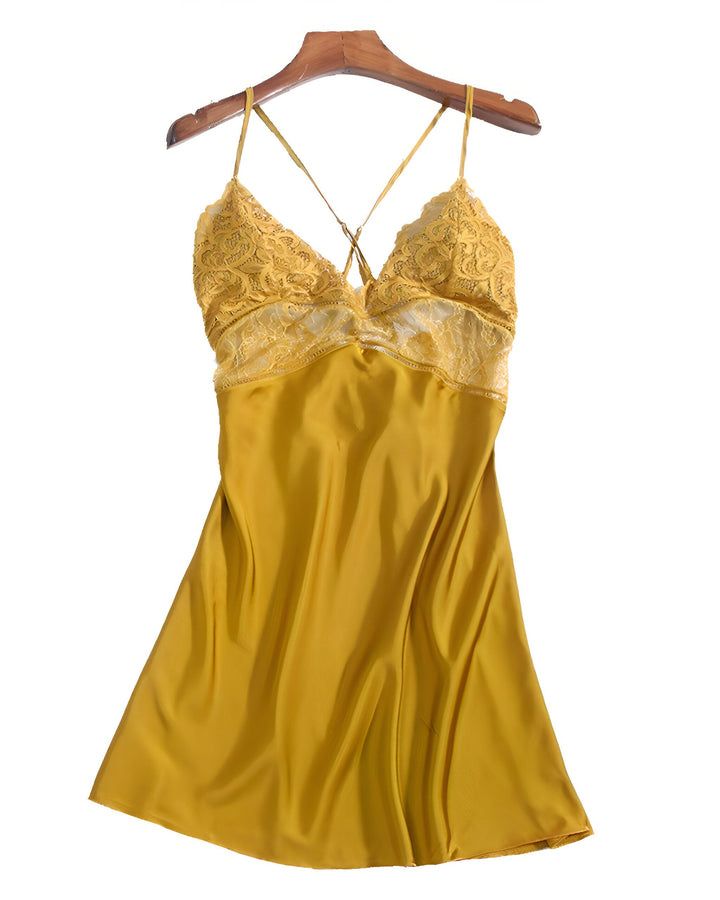 Nuisette dorée avec dentelle, suspendue. Lingerie féminine élégante. Boutique de kimonos et vêtements japonais.