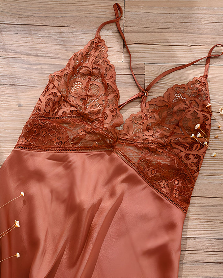 Nuisette kimono en satin et dentelle marron. Élégante lingerie de nuit pour femme. Doux et confortable, parfait pour se détendre à la maison. Disponible dans notre collection de kimonos de nuit.
