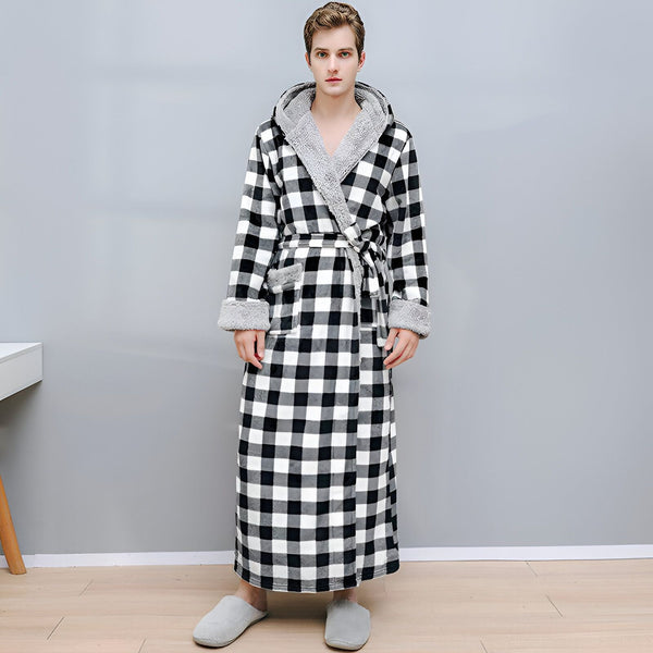 Homme portant un long kimono à carreaux noir et blanc avec capuche et doublure en peluche grise. Idéal comme peignoir ou vêtement d'intérieur confortable. Nos kimonos de qualité supérieure.