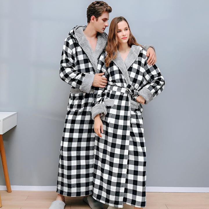 Couple portant des kimonos à carreaux assortis avec doublure en fausse fourrure. Kimonos confortables disponibles à l'achat.