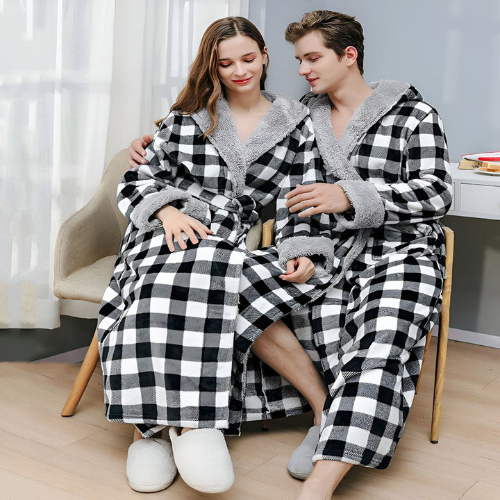 Couple portant des kimonos à carreaux noirs et blancs avec capuche, confortables et stylés. Idéal pour se détendre à la maison. Découvrez notre collection de kimonos.