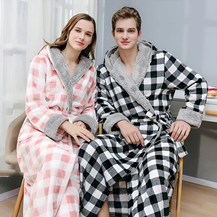 Couple portant des kimonos à carreaux confortables. Kimonos doux et chauds pour hommes et femmes, parfaits pour se détendre à la maison. Découvrez notre collection de kimonos de haute qualité.