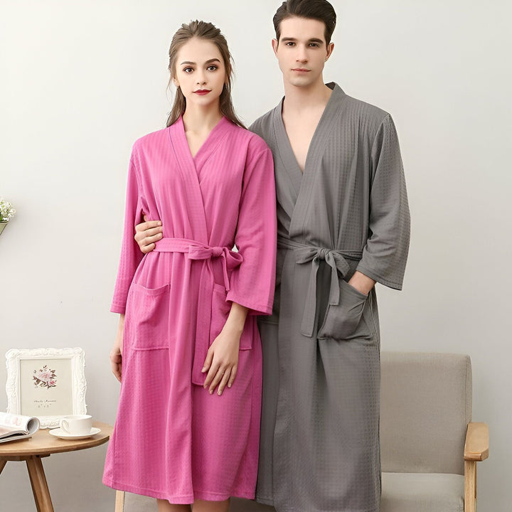 Couple portant des kimonos confortables. Kimono rose pour femme, kimono gris pour homme. Peignoirs japonais de haute qualité. Découvrez notre collection de kimonos relaxants.