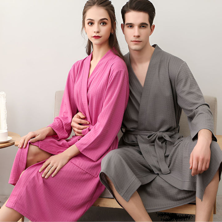Couple portant des kimonos assortis. Vêtements de détente confortables, peignoirs kimono pour homme et femme. Notre collection de kimonos pour un style élégant et décontracté.