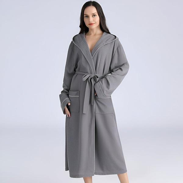 Femme portant un kimono long gris avec capuche et ceinture. Idéal comme peignoir ou vêtement de détente. Boutique de kimonos en ligne.
