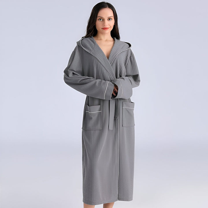 Femme portant un kimono gris à capuche. Peignoir confortable de notre collection de kimonos, idéal pour la détente à la maison.