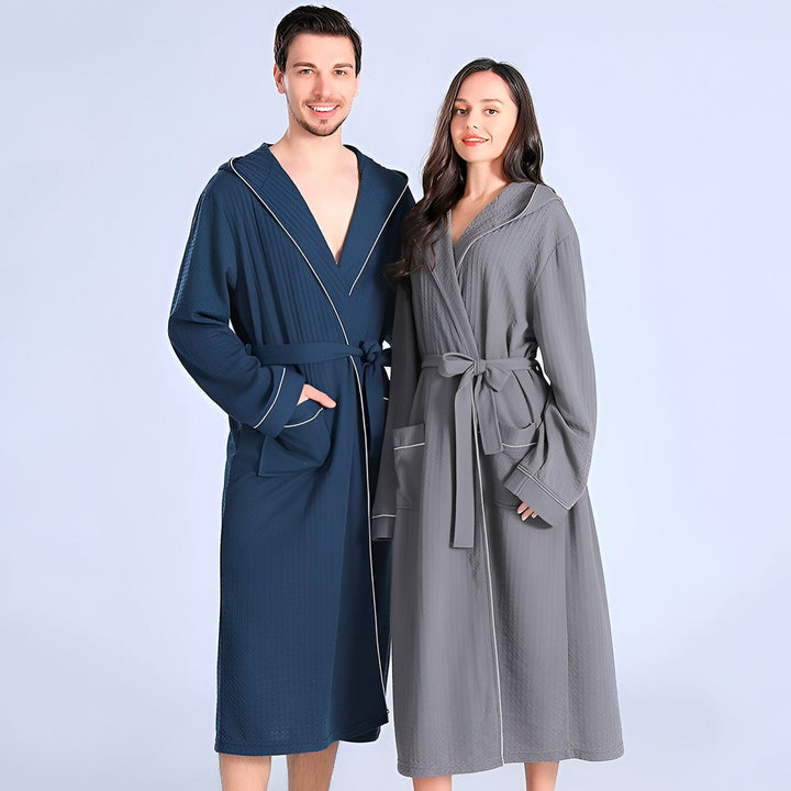 Couple portant des kimonos de bain assortis, bleu et gris, avec capuche et ceinture. Vêtements confortables de style kimono pour la maison et le spa. Kimonos de qualité supérieure pour hommes et femmes.