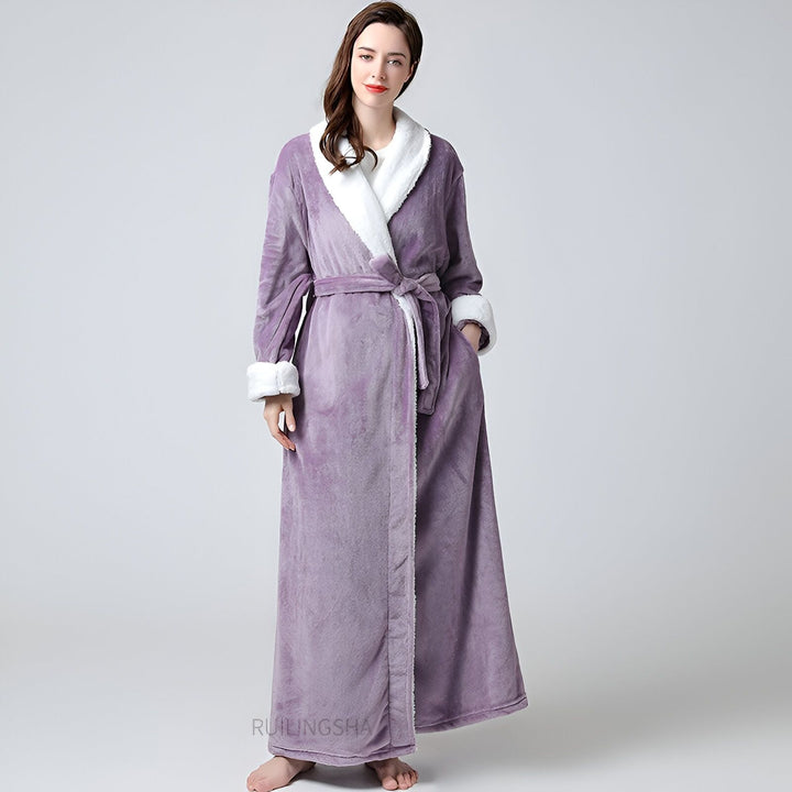 Femme portant un long kimono violet doux avec bordure blanche. Peignoir confortable, idéal pour la détente. Vente de kimonos en ligne.