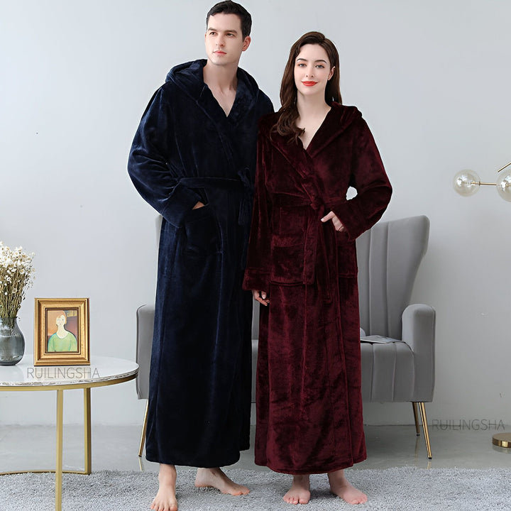 Couple portant des kimonos longs à capuche en velours. Peignoirs confortables pour homme et femme, disponibles chez nous. Boutique de kimonos en ligne.