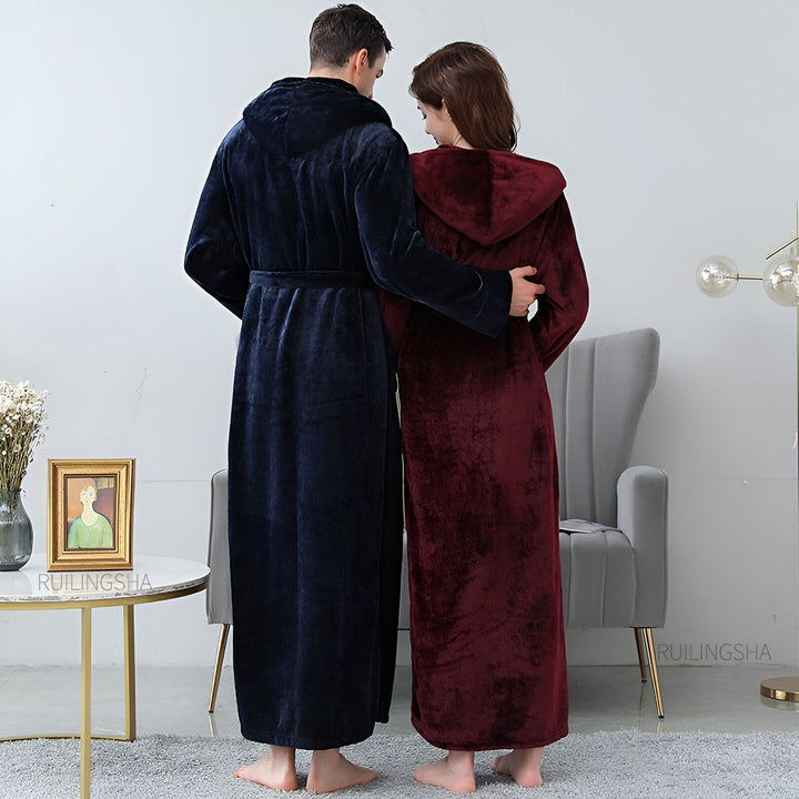 Couple portant des kimonos de bain en velours avec capuche. Lui en bleu marine, elle en bordeaux. Confort et élégance pour la maison. Découvrez notre collection de kimonos pour hommes et femmes.