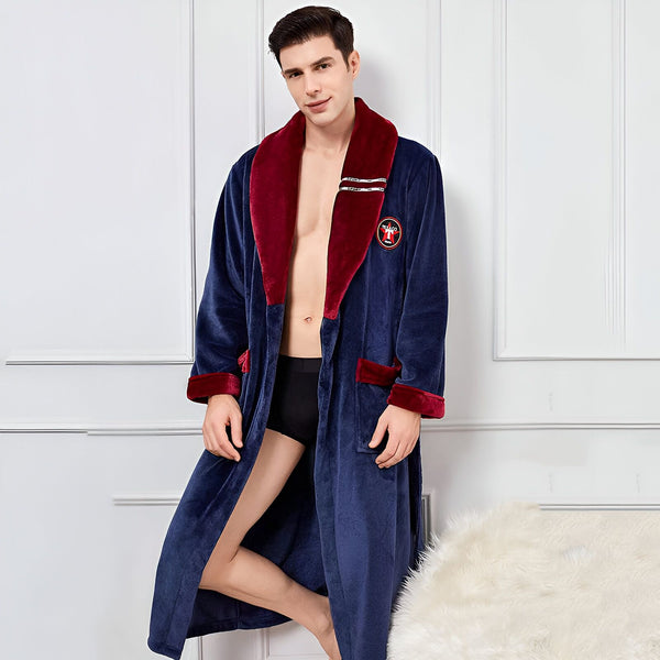 Homme portant un kimono long bleu marine avec col rouge bordeaux. Vêtements de détente et d'intérieur. Kimono de notre collection.
