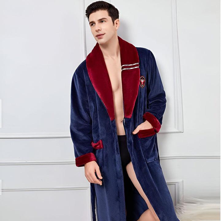 Homme portant un kimono bleu marine en velours avec col rouge. Peignoir confortable et élégant de notre collection kimono.