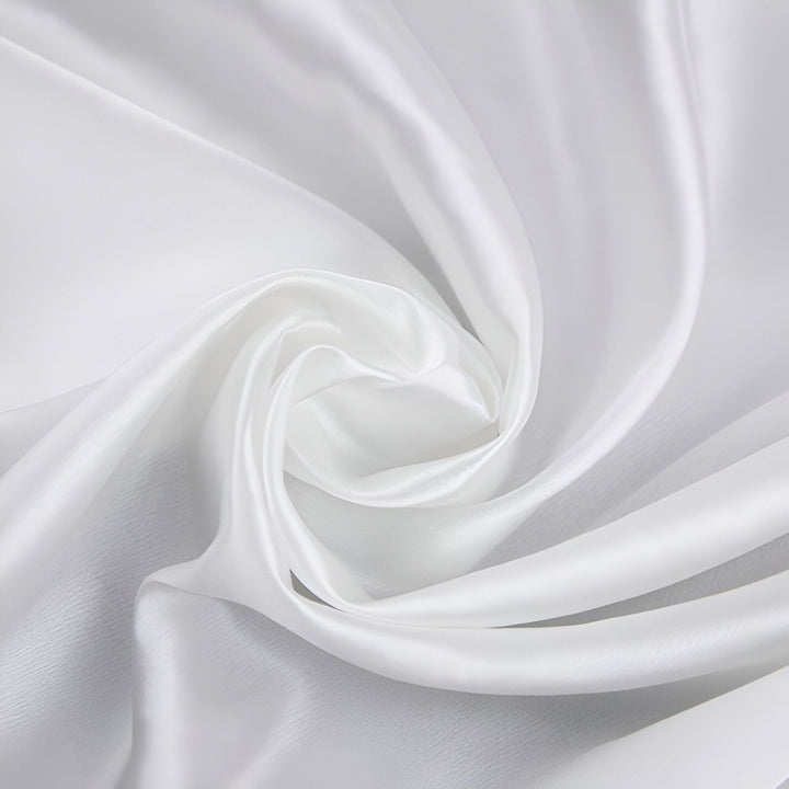 Tissu de soie blanc plissé, utilisé pour la confection de kimonos. Texture soyeuse et élégante. Parfait pour des kimonos de haute qualité.