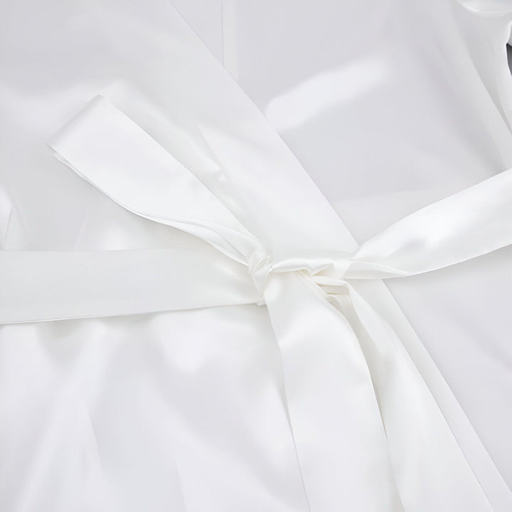 Détail d'un kimono blanc en satin avec une ceinture nouée. Vêtements japonais élégants et confortables à acheter en ligne.