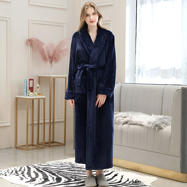 Femme portant un kimono bleu marine luxueux avec ceinture. Peignoir confortable, idéal pour la détente à la maison. Découvrez notre collection de kimonos doux et élégants.