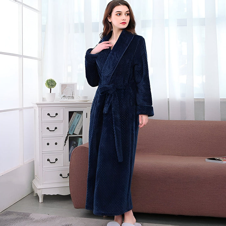 Femme portant un kimono bleu marine en velours, parfait pour la détente à la maison. Kimonos doux et confortables disponibles.
