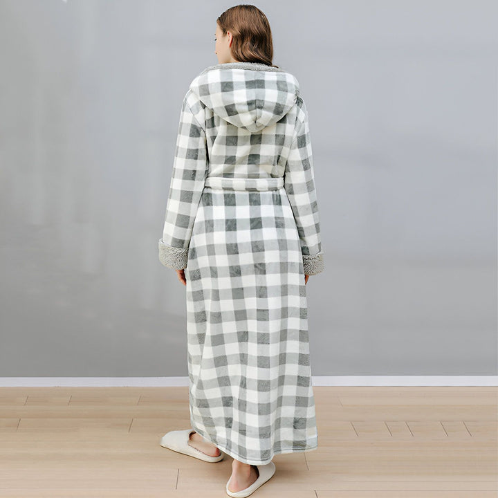 Peignoir kimono à carreaux gris et blancs avec capuche et ceinture. Vêtements de détente confortables, style cocooning. Vente de kimonos en ligne.