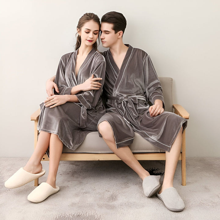 Couple portant des kimonos en velours gris assortis et des chaussons confortables. Vente de kimonos en ligne.