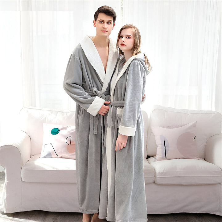 Couple portant des kimonos gris confortables. Peignoirs kimono doux, parfaits pour se détendre à la maison. Découvrez notre collection de kimonos douillets pour hommes et femmes.