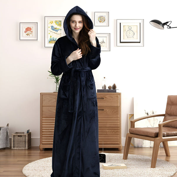 Femme portant un long kimono de bain bleu marine avec capuche et ceinture. Vente de kimonos, peignoirs et vêtements d'intérieur confortables.