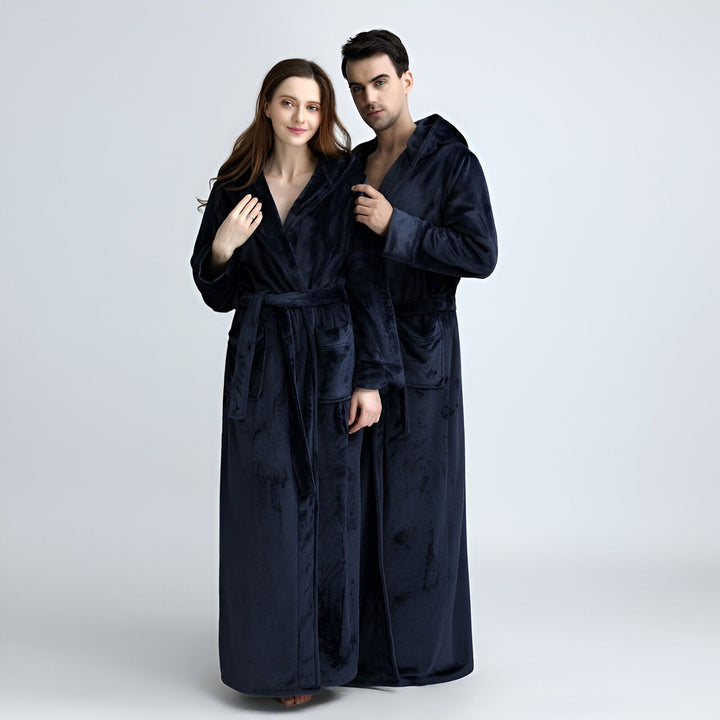 Couple portant des kimonos en velours bleu marine. Kimonos longs avec capuche et ceinture. Vente de kimonos pour hommes et femmes.