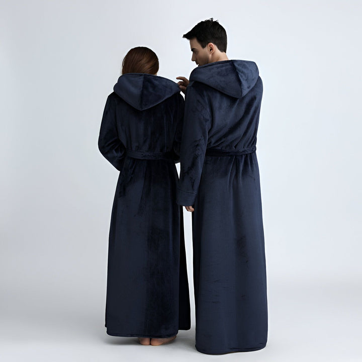 Couple portant des kimonos à capuche bleu marine. Vêtements d'intérieur confortables et élégants. Collection kimono.