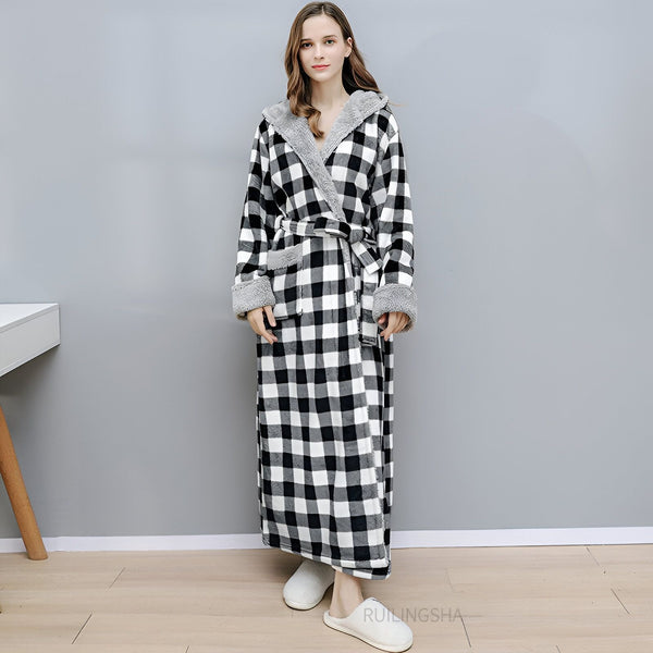 Femme portant un long kimono à carreaux noir et blanc avec capuche et bordure en fourrure grise. Vente de kimonos confortables.