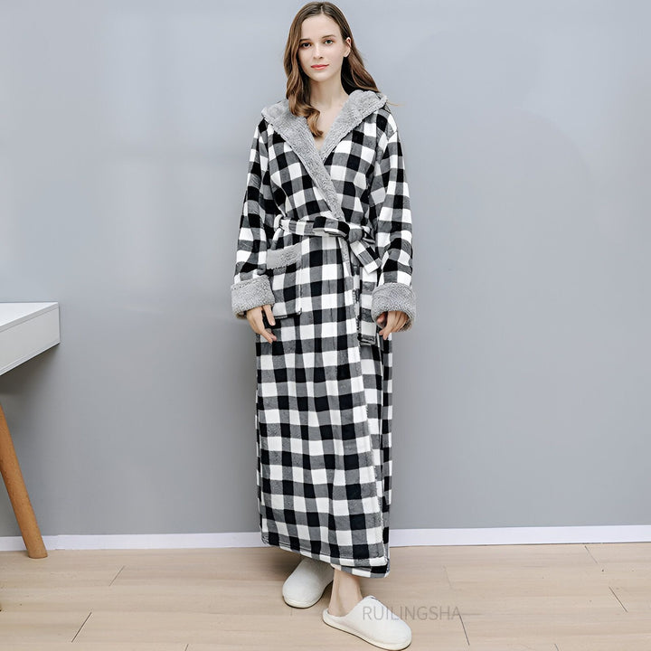 Femme portant un long kimono à carreaux noir et blanc avec capuche et bordure en fourrure grise. Vente de kimonos confortables.