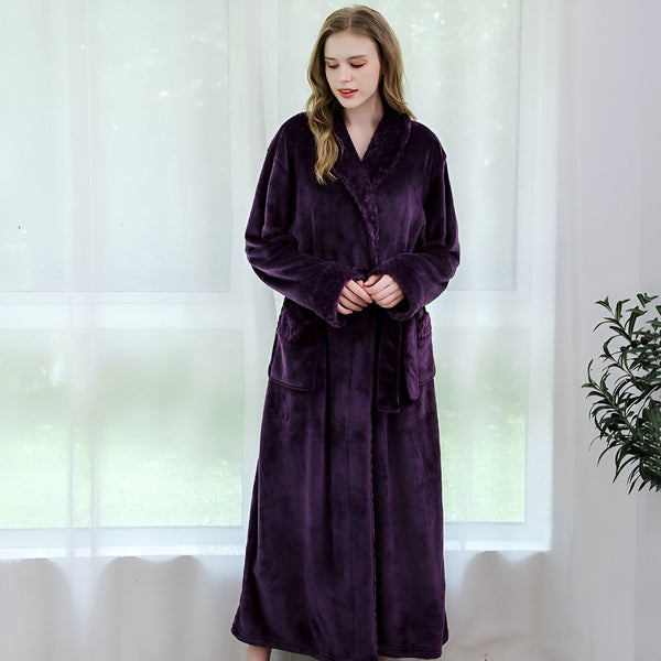 Femme portant un kimono long violet en velours. Peignoir confortable avec ceinture et poches, idéal comme vêtement de détente. Kimonos de luxe pour femmes disponibles à l'achat.