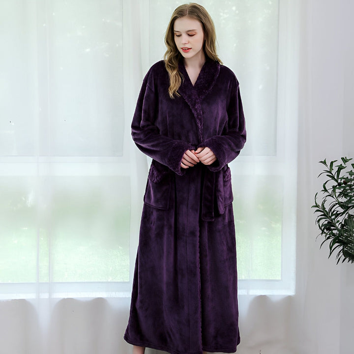 Femme portant un kimono long violet en velours. Peignoir confortable avec ceinture et poches, idéal comme vêtement de détente. Kimonos de luxe pour femmes disponibles à l'achat.