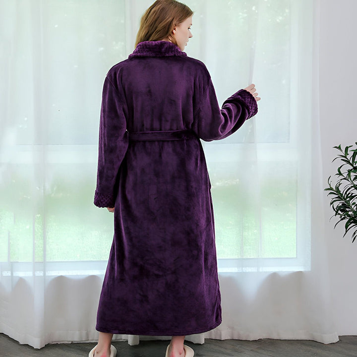 Femme de dos portant un kimono long violet en velours. Peignoir kimono confortable avec ceinture. Collection de kimonos élégants.