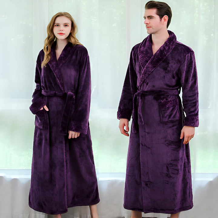 Couple portant des kimonos violets en velours douillet. Vêtements d'intérieur confortables et élégants. Collection de kimonos pour hommes et femmes. Découvrez notre gamme de kimonos de luxe.