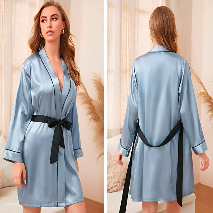 Femme portant un kimono bleu en soie avec une ceinture noire. Vues avant et arrière de la robe de chambre. Kimonos élégants et confortables à vendre.