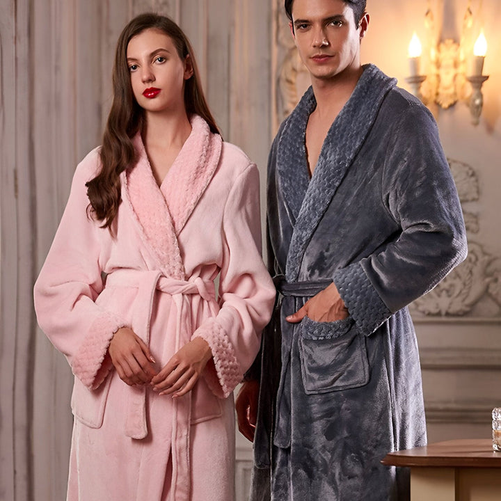 Couple portant des kimonos moelleux en rose et gris. Vente de kimonos confortables et élégants pour hommes et femmes.