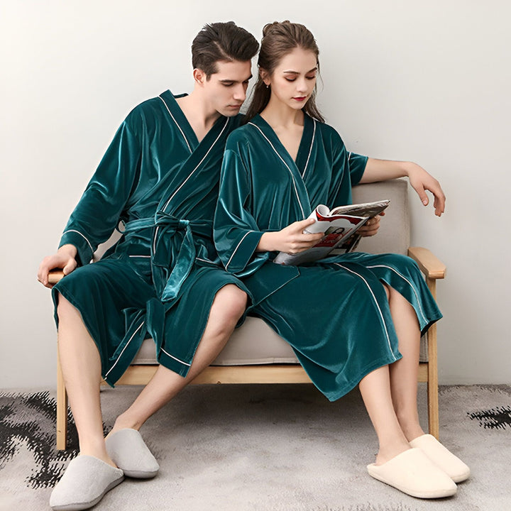 Couple portant des kimonos de chambre en velours vert émeraude, assis sur une chaise. Vente de kimonos en ligne.