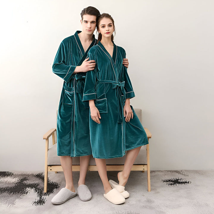 Couple portant des kimonos en velours vert émeraude avec bordures blanches. Kimonos élégants et confortables à vendre.